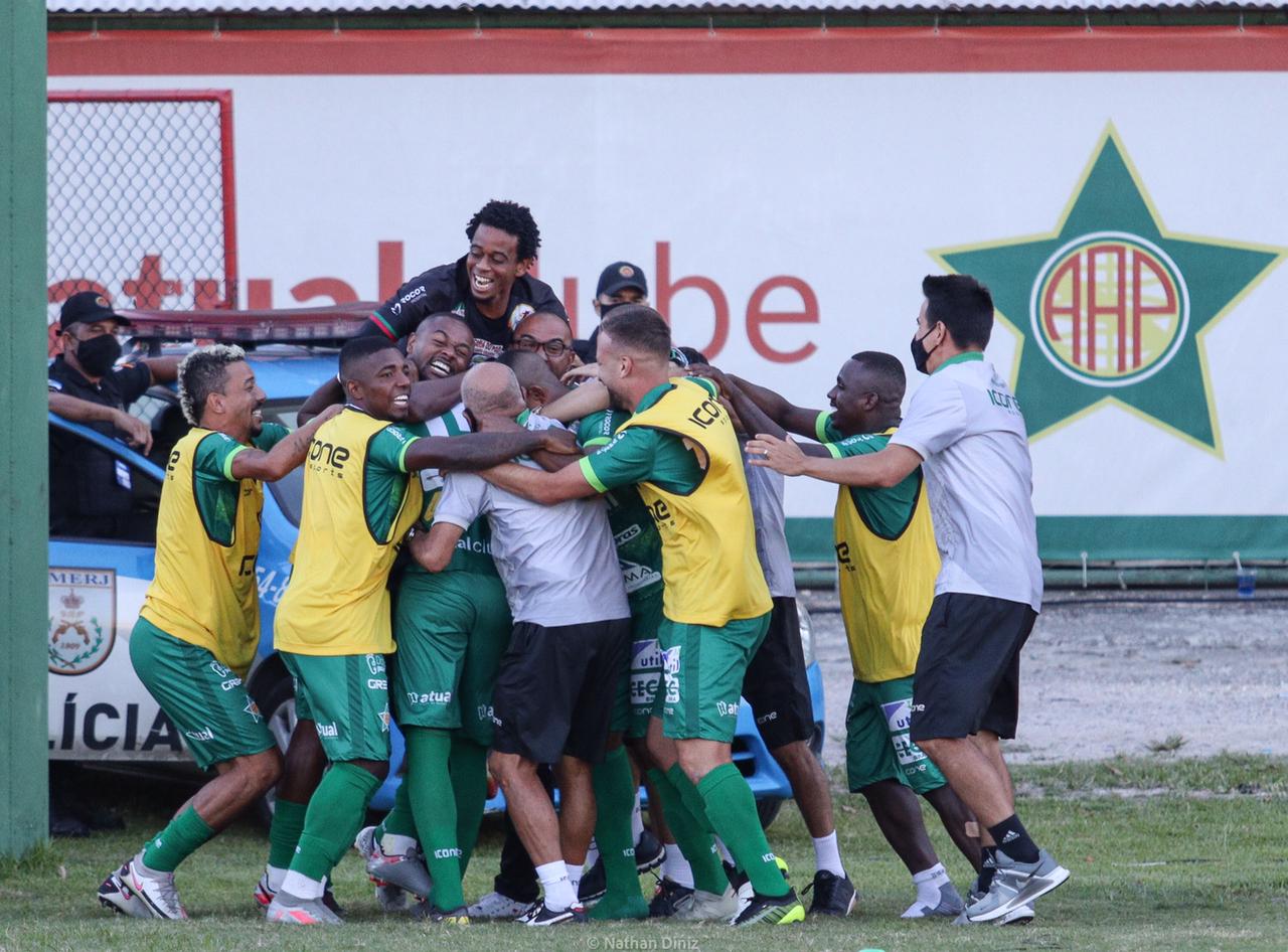 Elenco da Portuguesa comemorando a importante vitória diante do Bangu por 5 a 1