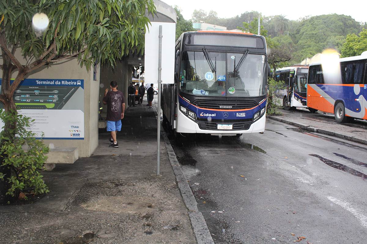 Insulanos se queixam que Ideal e Paranapuan não estão disponibilizando veículos suficientes das linhas saindo do terminal da Ribeira