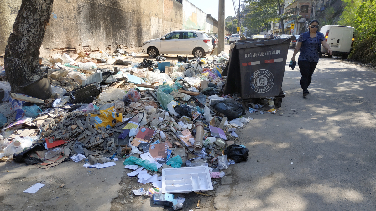 Acúmulo de lixo obriga que pedestres tenham que andar pela rua