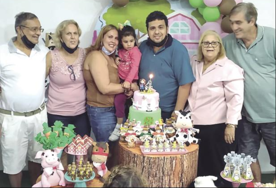 A alegria dos pais Ana Paula Guedes de Souza e André Luis Amorim Neto, a princesinha Larissa (na foto com os avós), festejou seu aniversário de 4 anos no domingo (13) em festa com tema da fazenda, que reuniu familiares no Cacuia