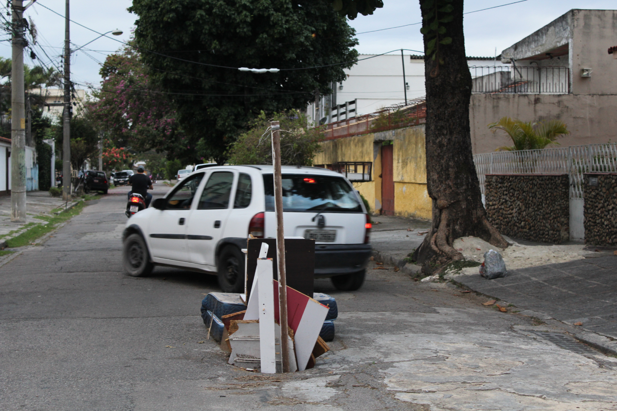 Moradores utilizam galhos e móveis velhos para fechar buraco na Rua Soldado Wandel Sarmento, no Tauá