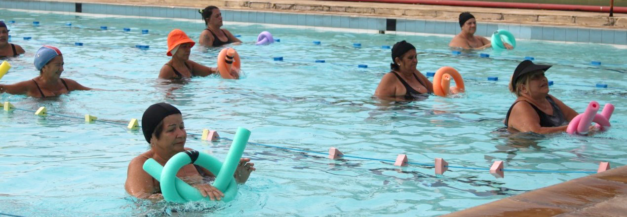 A hidroginástica praticada no Parque Aquático da Associação Atlética Portuguesa tem disponibilidade de horários para todas as idades