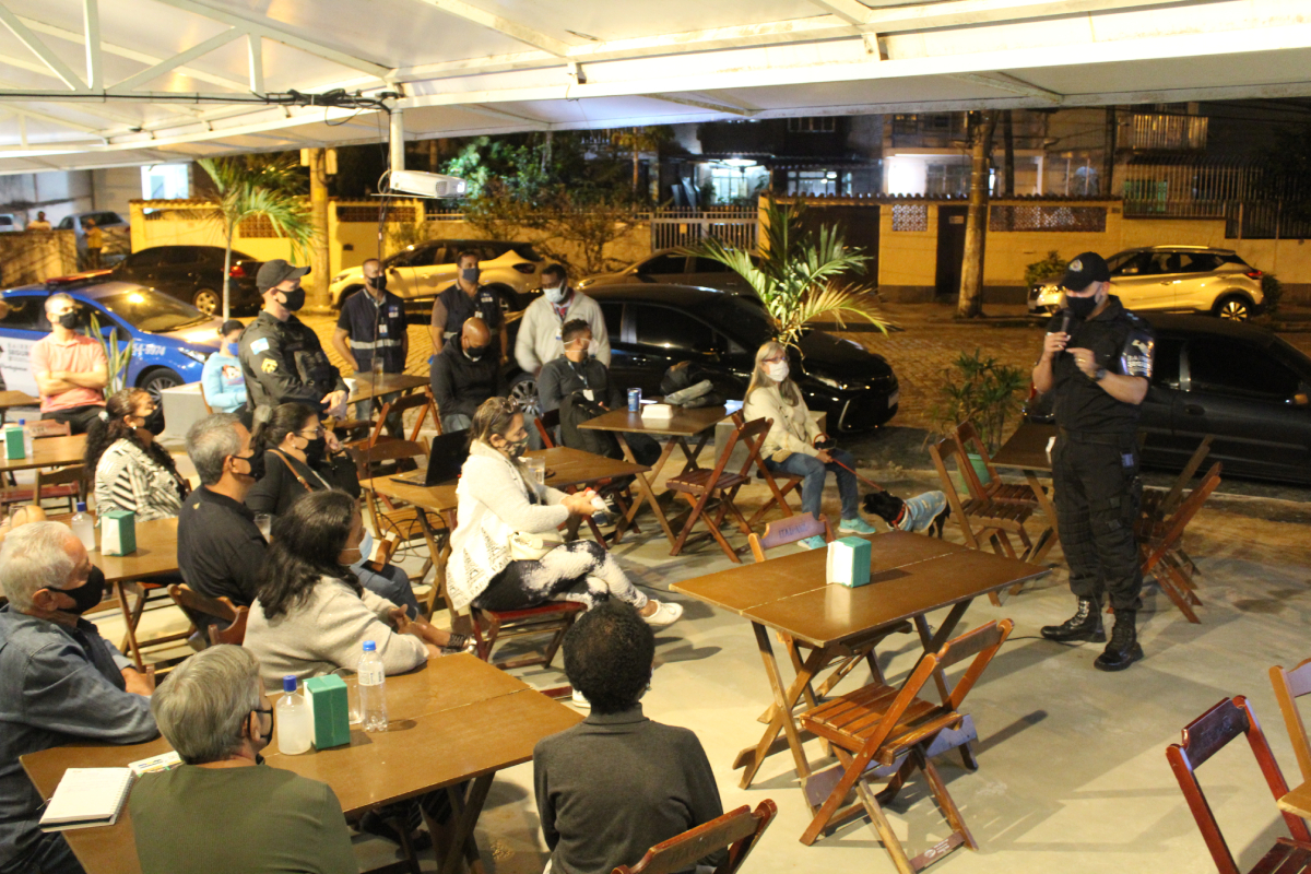 Os policiais do 17º BPM apresentaram o programa e ouviram sugestões de moradores durante a reunião no Brazuca Bar, no Village
