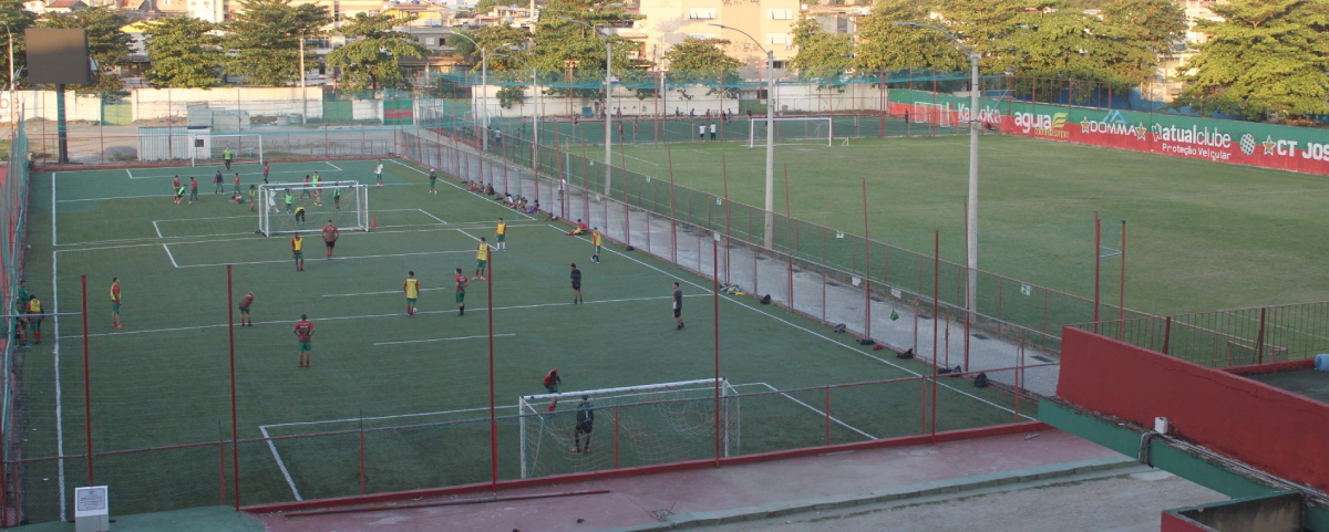 O Complexo Esportivo da Portuguesa oferece três campos sintéticos que podem ser alugados ao público