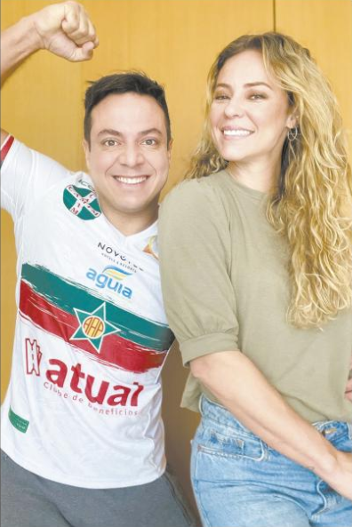 O professor Leandro Azevedo ensaiou com a atriz Paolla Oliveira usando uma camisa da Portuguesa
