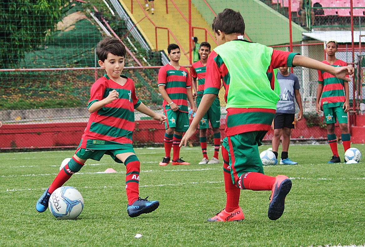 Jovens atletas aprendem conceitos importantes de futebol nos treinos da Portuguesa