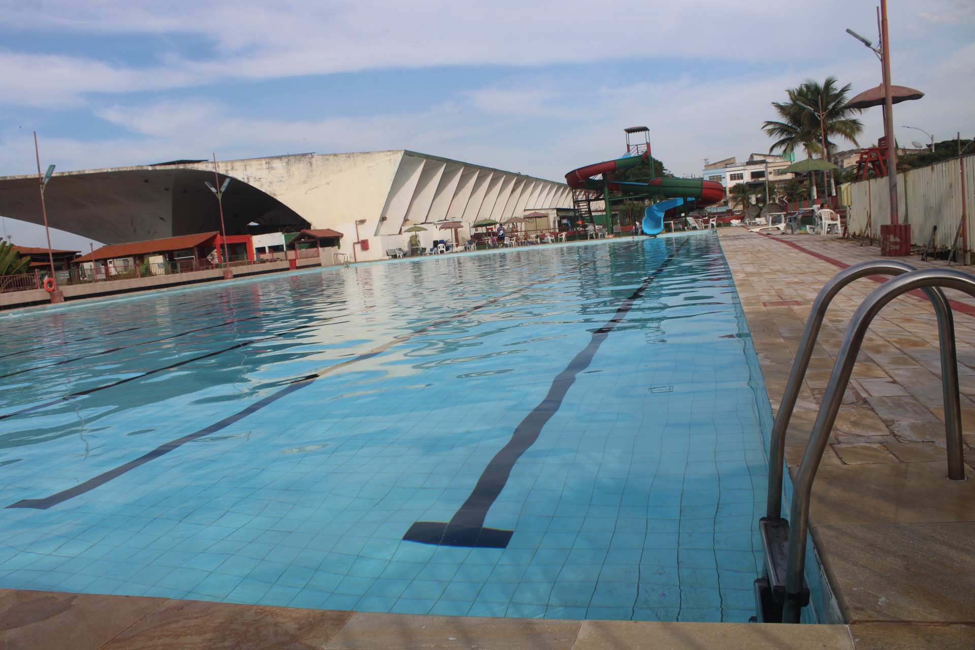 O Parque Aquático Rosano Orsini dispõe de piscina olímpica para o banho livre de terça-feira a domingo