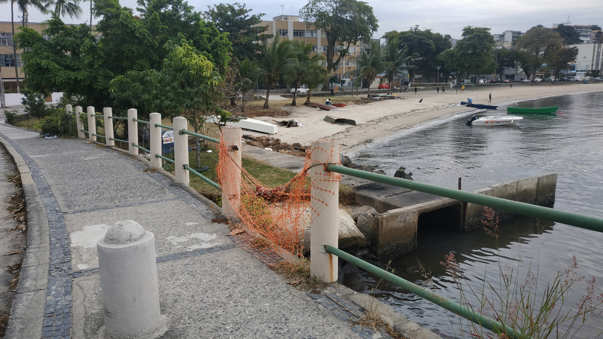A proteção na calçada de acesso à Praia da Guanabara precisa de reparos urgentemente para evitar que o problema aumente