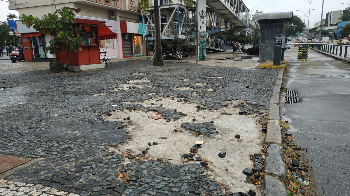 Diversos trechos do calçadão da Portuguesa estão em estado crítico e necessitam urgentemente de obras de reconstrução