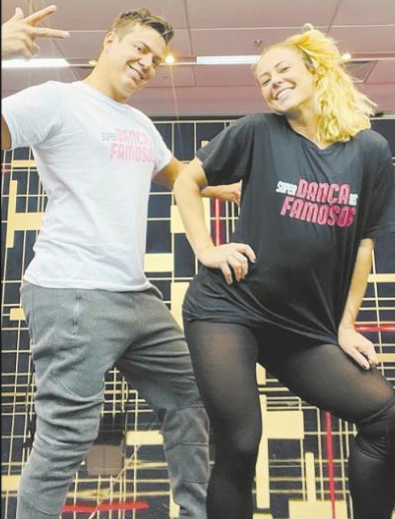 O insulano e professor de dança Leandro Azeredo e a atriz Paolla Oliveira se apresentam neste domingo (15), na Globo, durante a semifinal do programa Super Dança dos Famosos. A Ilha A Leandro. Vamos torcer!