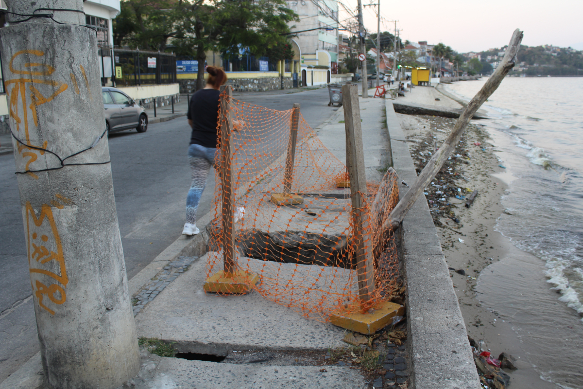 Buraco na calçada da orla na Praia da Bandeira coloca em perigo a passagem de pedestres há mais de um mês