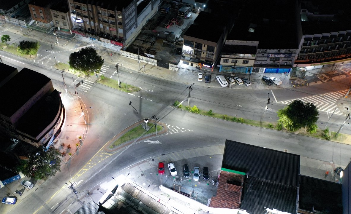 Fotos aéreas da Estrada do Galeão mostram maior luminosidade das novas lâmpadas
