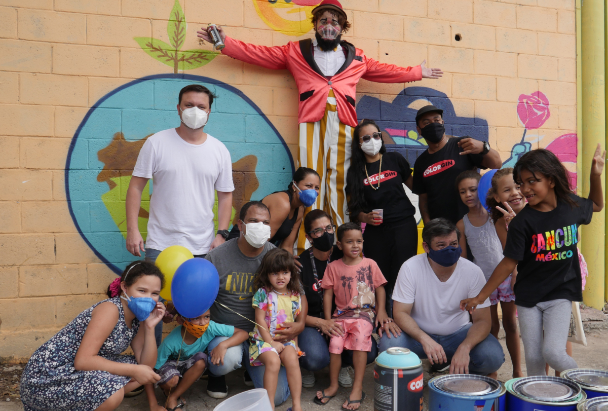 Artistas, crianças e o presidente Ilton durante o evento na Praia da Rosa