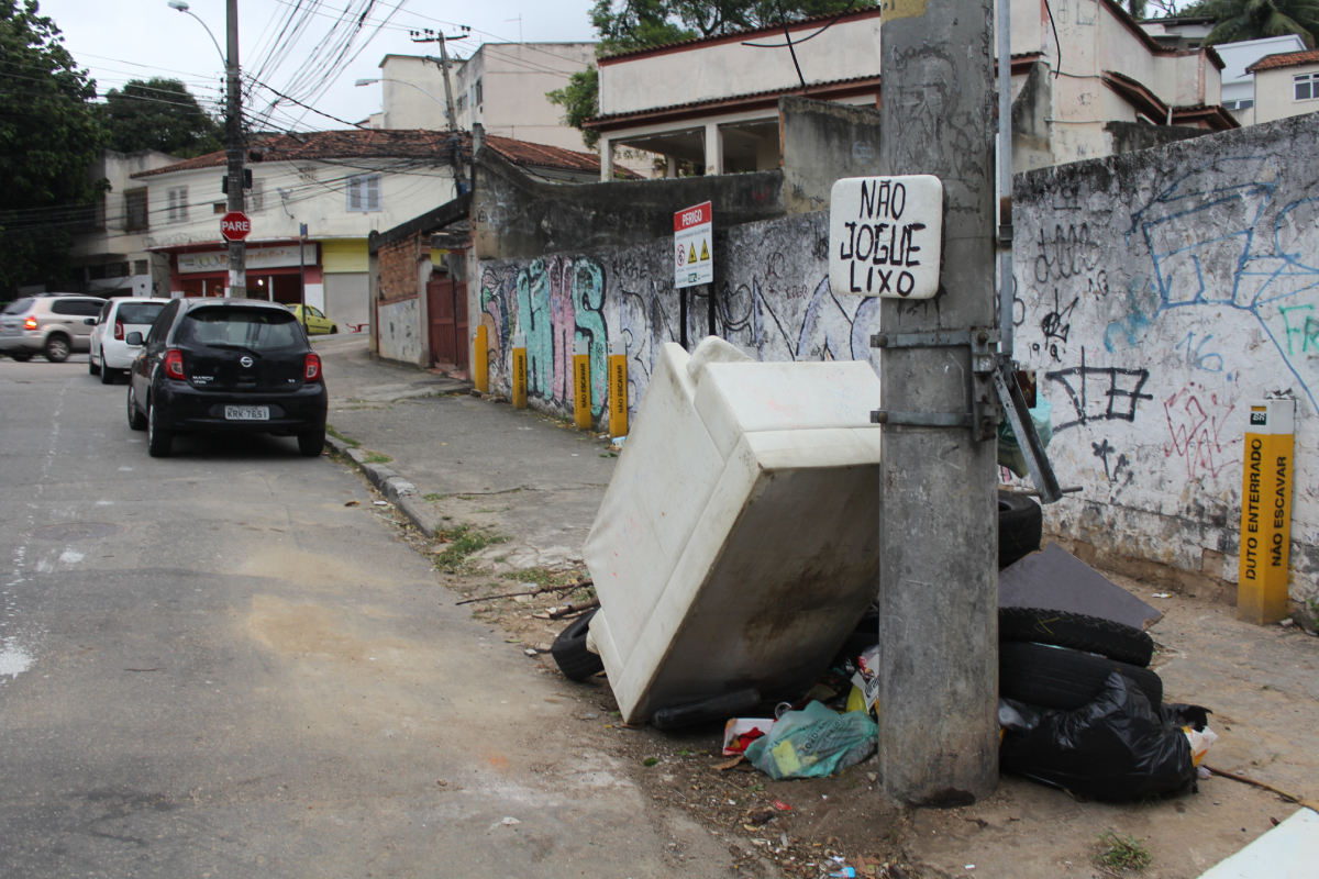 Trecho da Rua Pio Dutra acumula lixo, mesmo com com aviso na placa