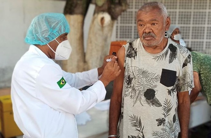 Idosos de abrigos da Ilha começaram a se vacinar com a dose de reforço contra a Covid-19 nesta semana