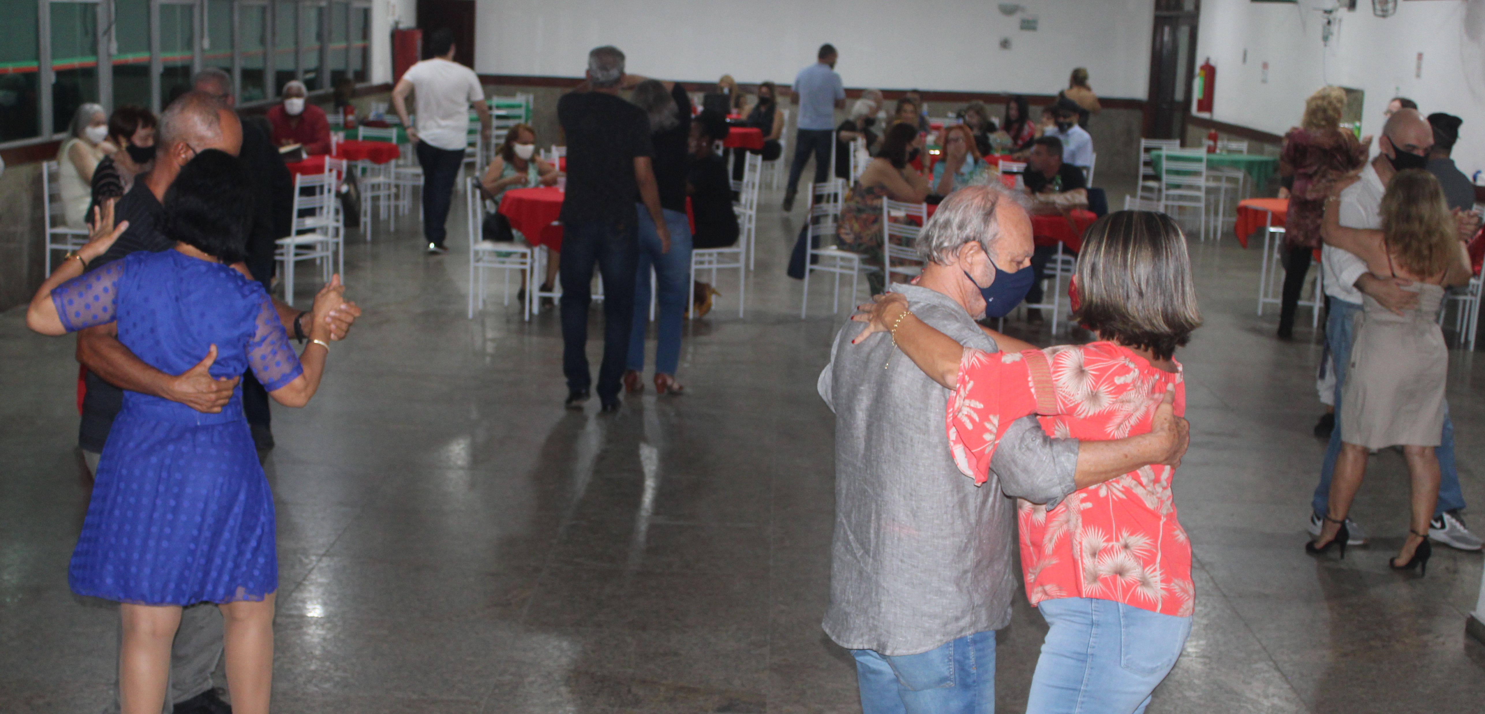 O tradicional Baile da Lusa, que acontece no clube há 30 anos, reúne público de todas as idades