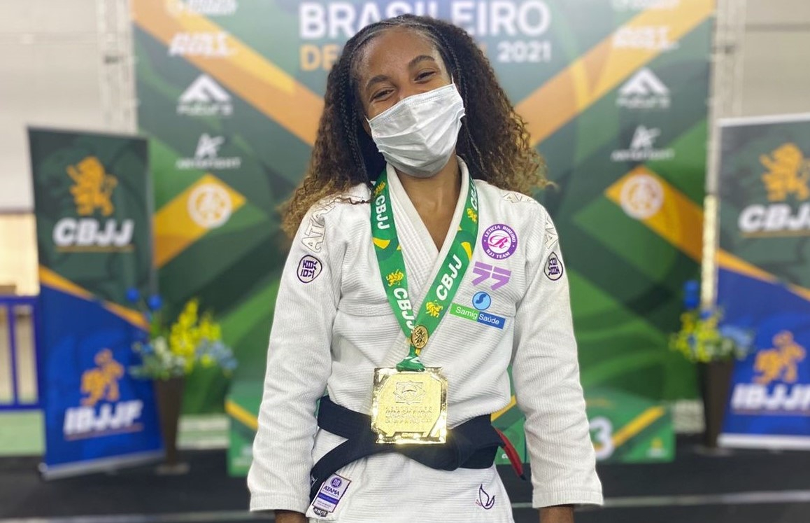 Mariana celebra o título brasileiro na faixa preta