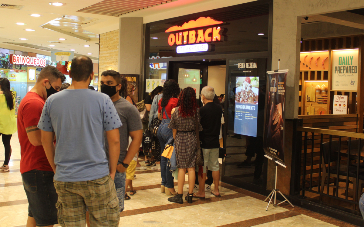 A primeira semana de funcionamento do restaurante no Ilha Plaza Shopping é marcada por filas constantes na porta de entrada