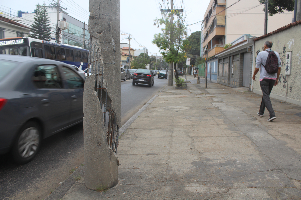 Poste na calçada da Estrada do Dendê, 659, no Tauá, é risco iminente para pedestres e motoristas