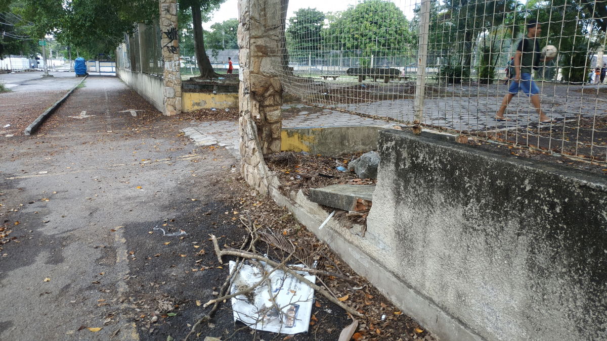 Muro da Praça do Loreto, localizada no Galeão, está destruído há meses