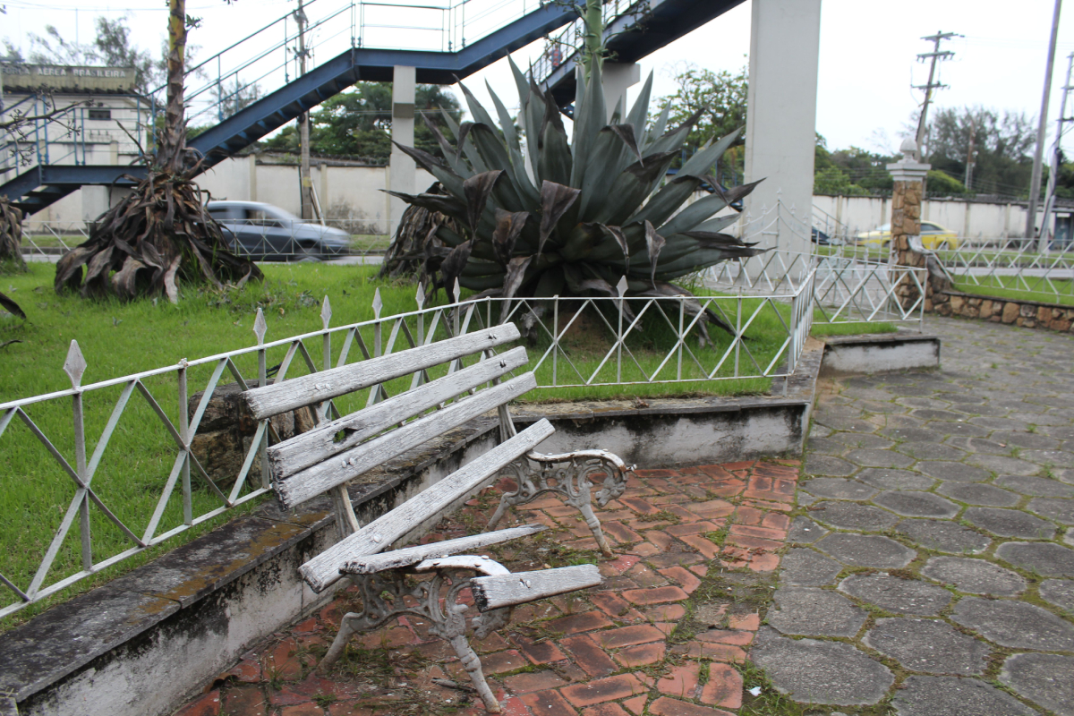 Bancos de madeira danificados da Praça do Avião
