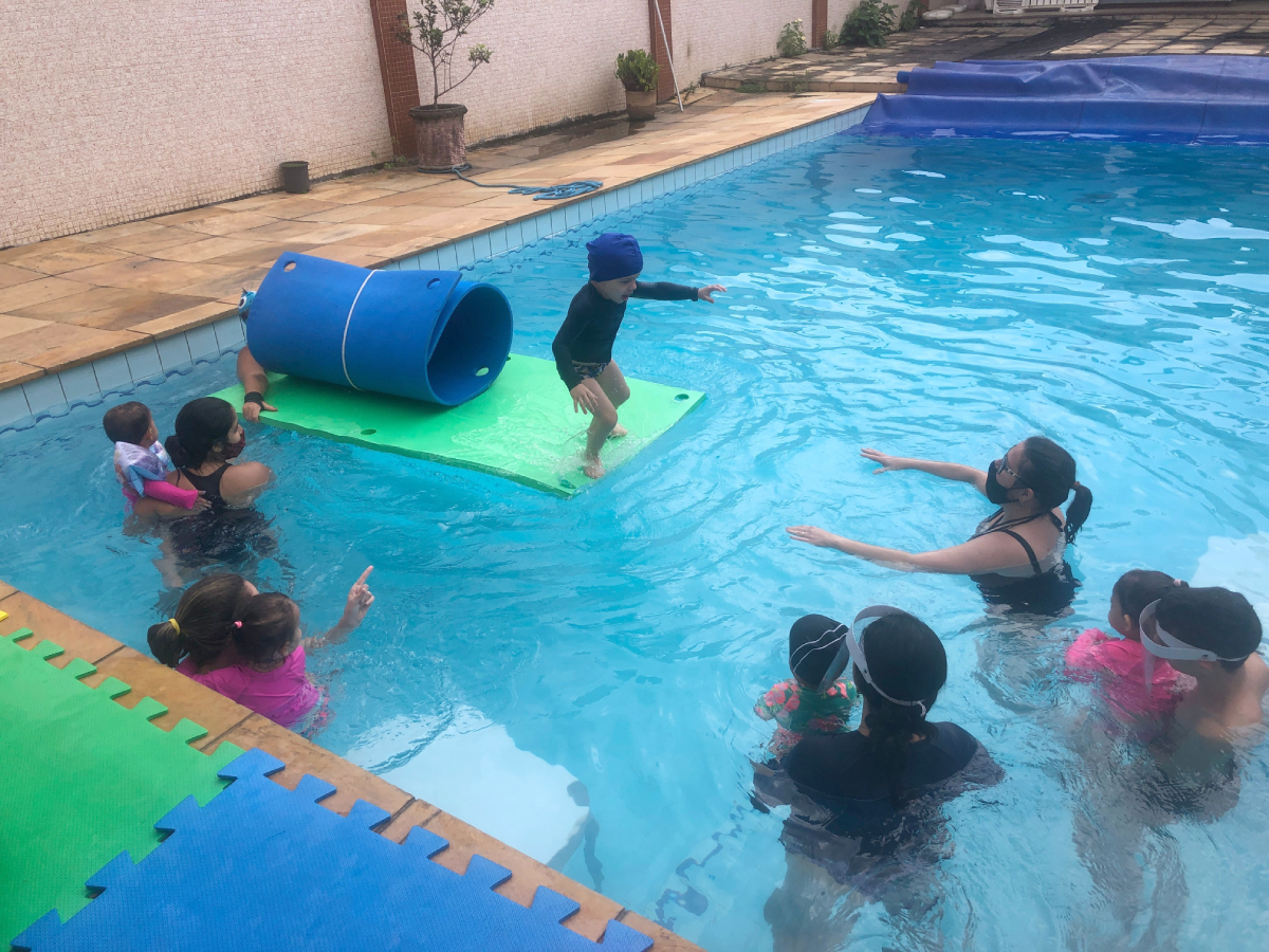 Crianças são estimuladas com atividades lúdicas para prevenir afogamento