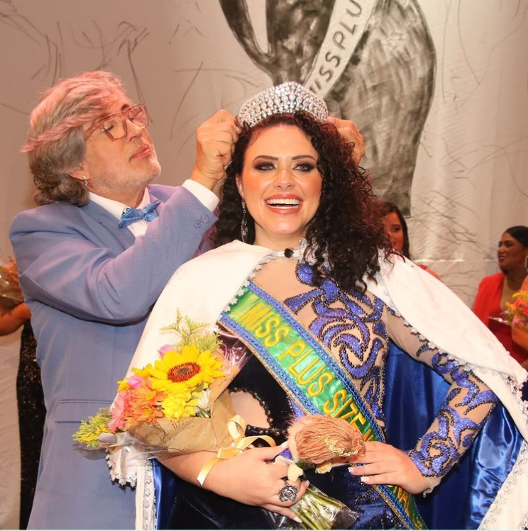 A insulana Karina Lenz, de 34 anos, na foto sendo coroada como Miss Plus Size Rio de Janeiro, também foi eleita Miss Plus Size Brasil. Parabéns!