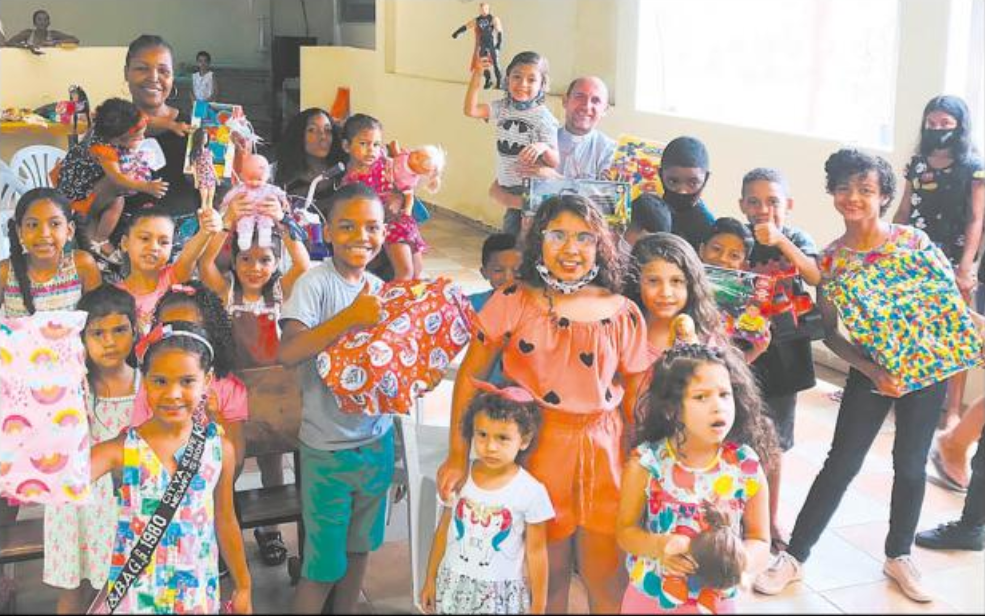 Crianças da comunidade da Vila Joaniza, atendidas pela Igreja do Nazareno, ganharam brinquedos de Natal que foram arrecadados pela Creche Pimpolho