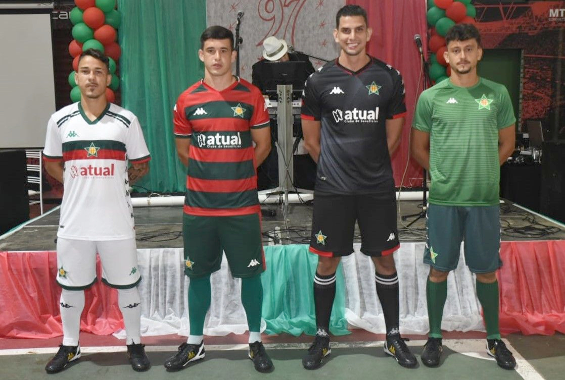 Os atletas Romarinho, Feitosa, Caixeta e Sanchez exibem a nova coleção de camisas do clube para 2022