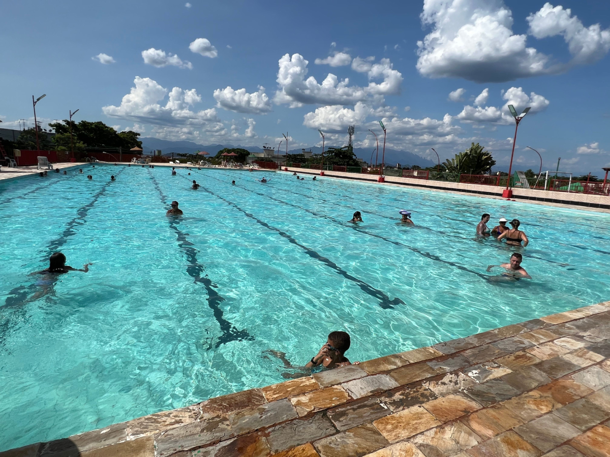 A piscina olímpica da Portuguesa é a grande atração dos associados durante os dias de sol forte