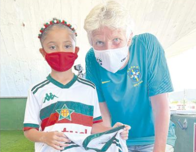 A jogadora mirim da Lusa, Alice Duarte, entregou uma camisa do clube para a técnica da seleção brasileira de futebol feminino, Pia Sundhage