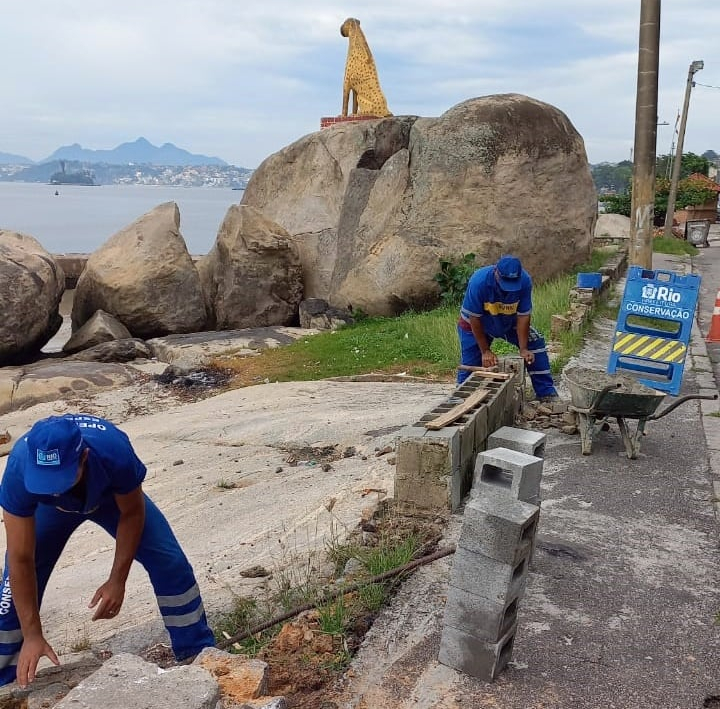 A prefeitura trabalha na recuperação da mureta que fica no final da Praia da Guanabara. A calçada e a calçada que leva ao píer também serão reformadas // Foto: Prefeitura