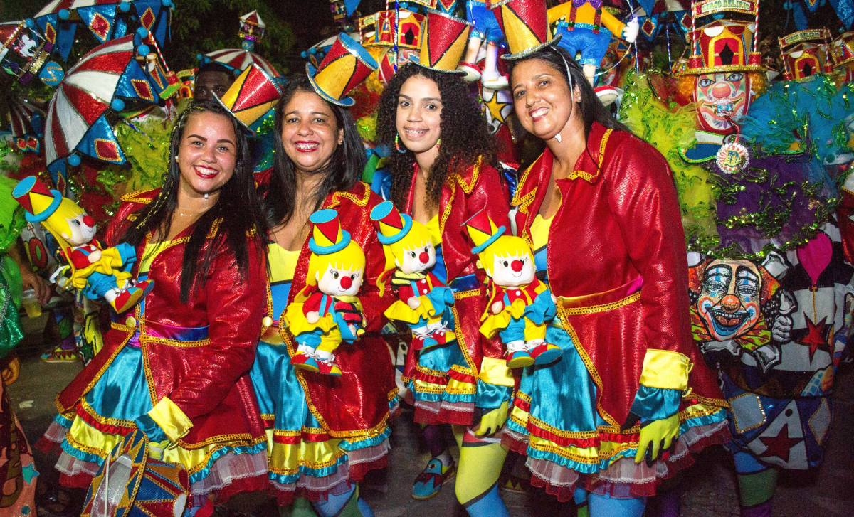 Grupo de animadas foliãs, durante o carnaval promovido pelo Grupo Delírio, na Colônia Z-10