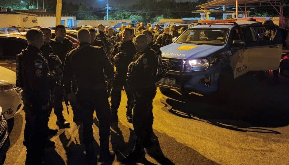 Na quarta-feira (16), a Polícia Militar realizou operação para a retirada de câmeras e barricadas e apreendeu drogas na comunidade