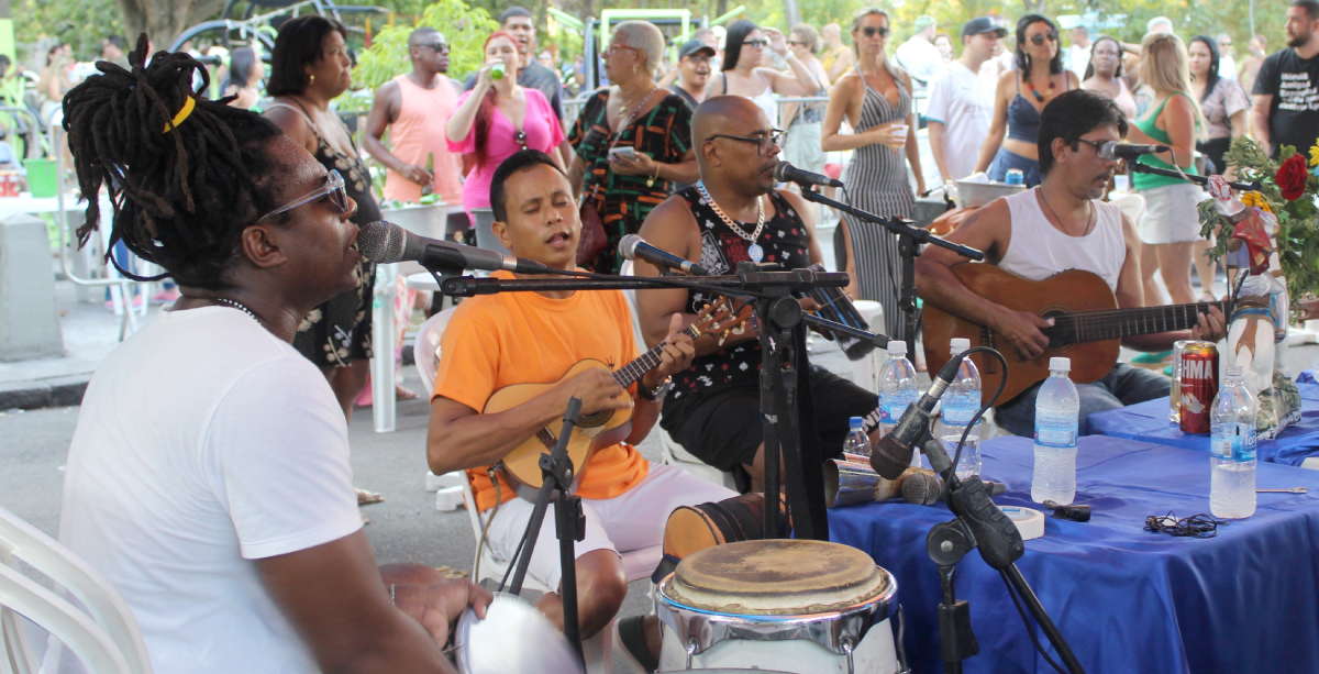 O grupo Ratatuia da Feira comandou a roda de samba que animou a festa