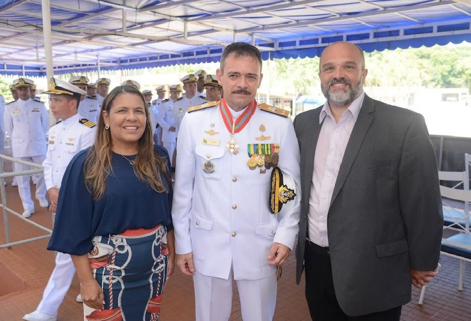 O comandante Roberto (centro) com a vereadora Tânia Bastos e o diretor do Ilha Notícias, Daniel Balbi