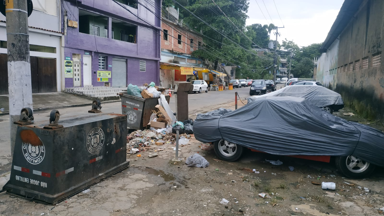 Os moradores da Mileto Maciel, no Cacuia, voltaram a conviver com o excesso de sujeira e entulho que tomam conta das calçadas
