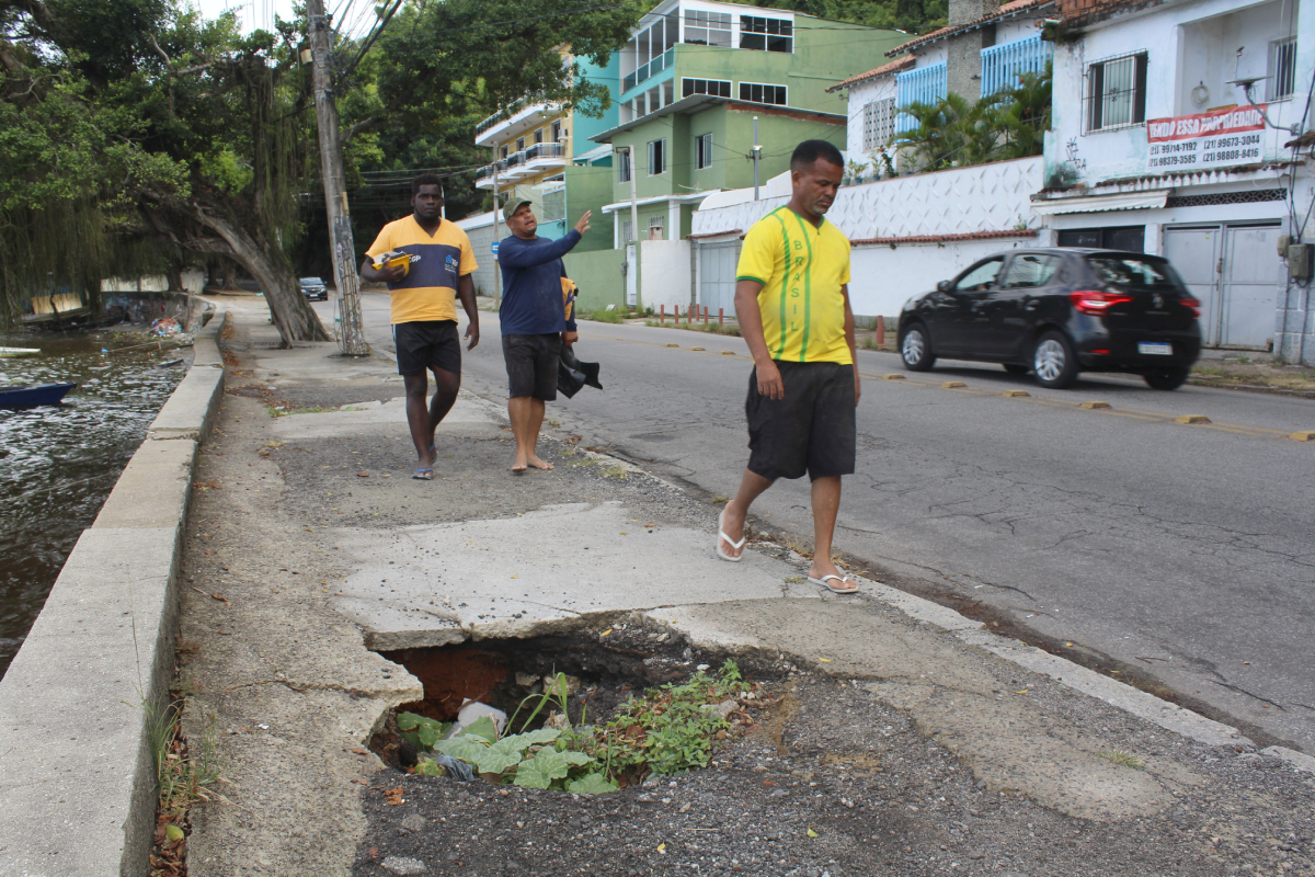 Uma cratera na calçada da Praia da Bandeira, número 101, é perigo para quem caminha pela orla