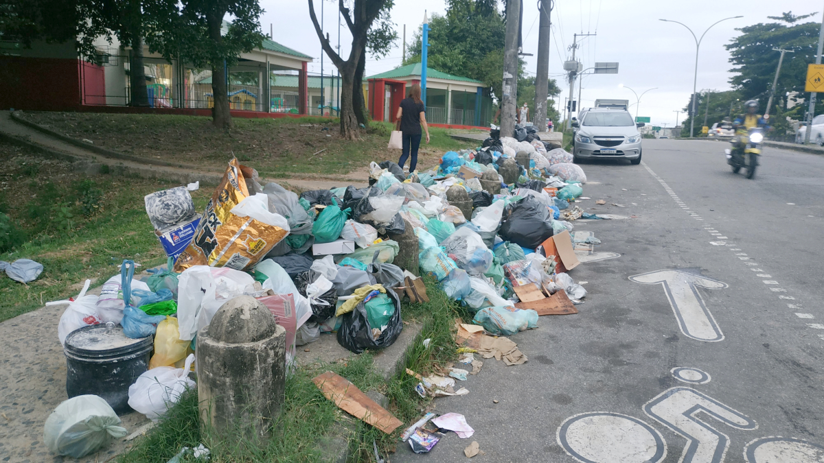 Na Governador Chagas Freitas, perto do Parque Royal, lixo toma conta da calçada