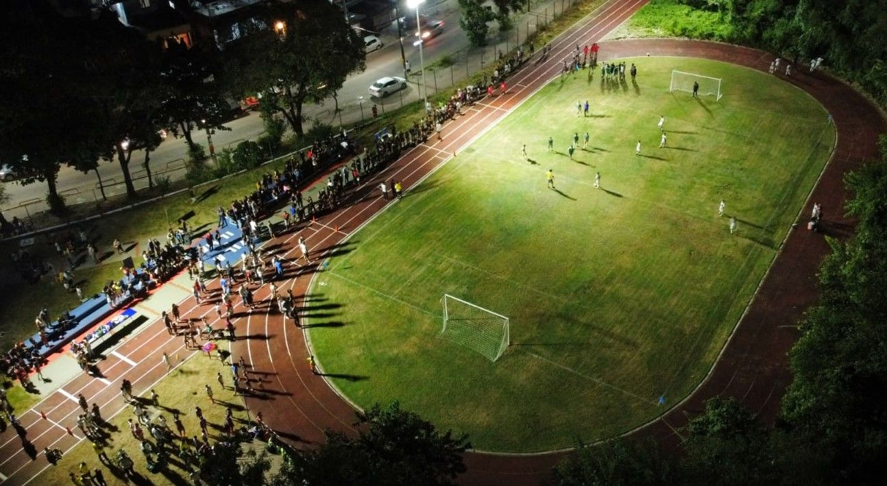 Vista aérea do campo e da pista de atletismo que recebeu nova iluminação para atender os alunos // Foto: William Barbosa