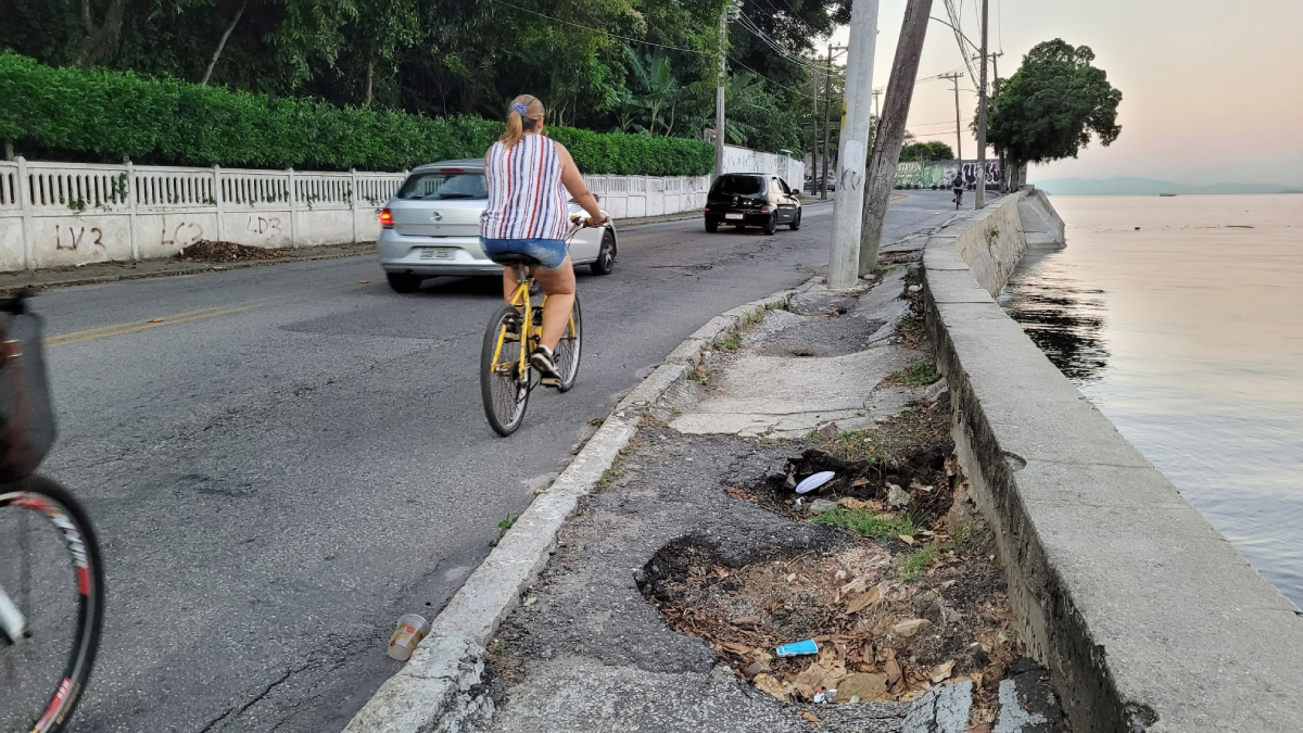 Buracos na calçada da Praia das Pitangueiras, em frente ao número 499, põem pedestres em risco