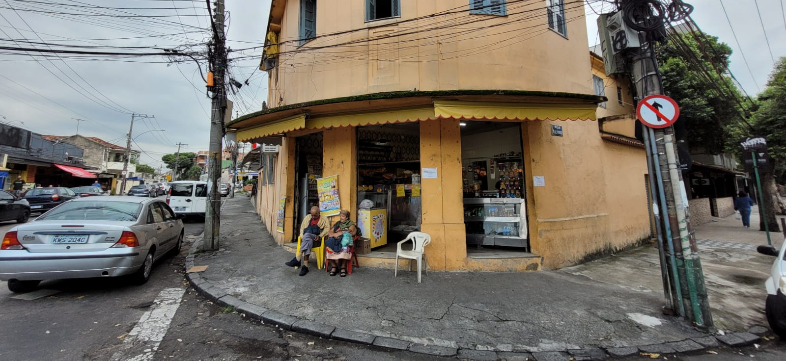 Localizada entre as ruas Maldonado e Fernandes da Fonseca, a loja mantém a confiança da vizinhança entregando a mesma qualidade