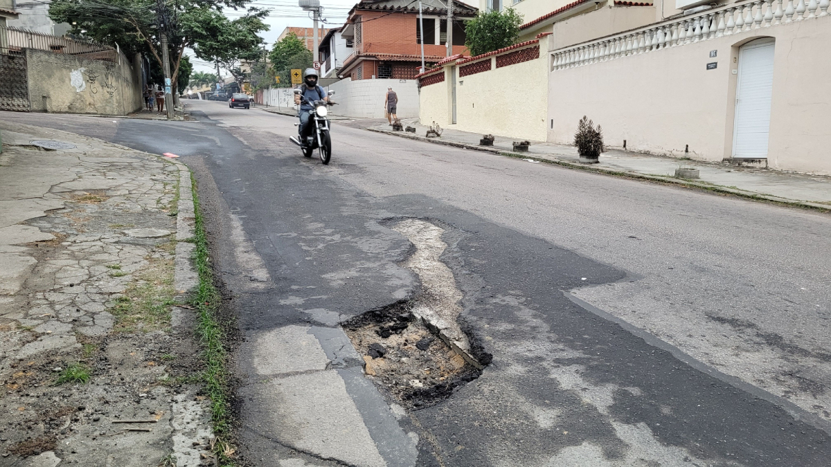 Asfalto da Rua Eduardo Nadruz, na Portuguesa, já tem buraco em trecho recapeado recentemente