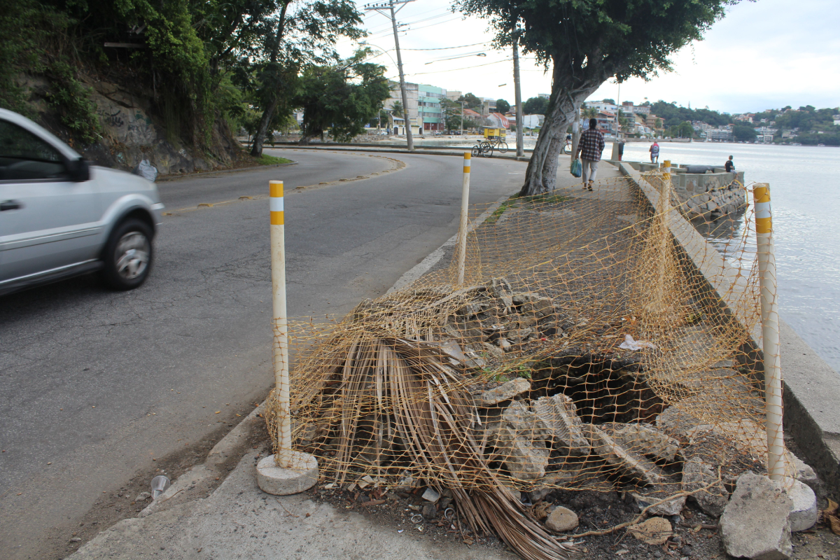 Cratera na calçada da Praia da Pitangueiras, 47, põe pedestres em risco