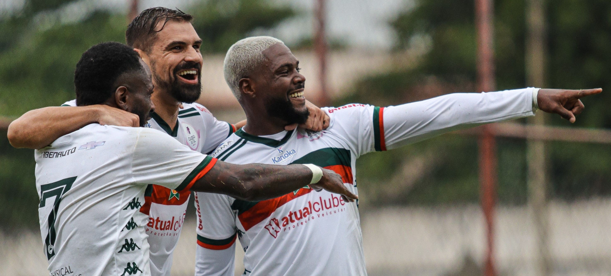O atacante Luan Silva (direita) comemora o gol da vitória em cima do Santo André, por 1 a 0