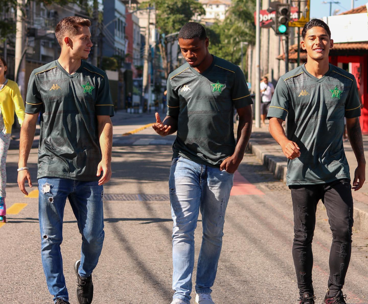 A Associação Atlética Portuguesa lançou o mais novo uniforme do futebol profissional e aproveitou os pontos turísticos da região como cenário. Na foto, atletas da equipe desfilam pela Praia da Bica