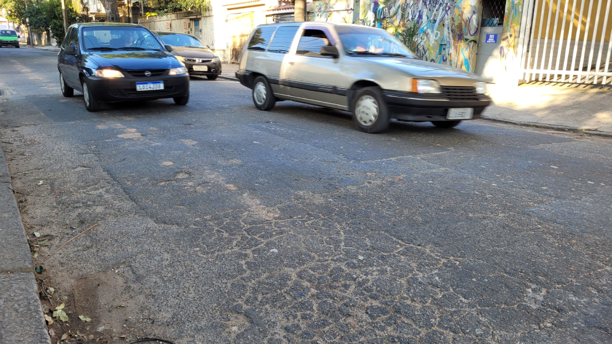 Via que liga a Avenida Paranapuã à Estrada do Dendê é repleta de rachaduras e irregularidades que prejudicam a condução dos veículos