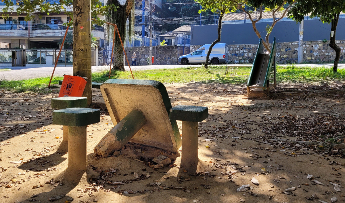 Mesa da Praça Pinto Alpoim, no Jardim Guanabara, ruiu por falta de conservação
