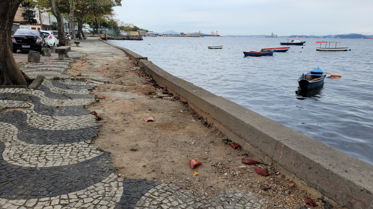 Calçada de pedras portuguesas na orla da Praia da Ribeira não teve conservação e está destruída