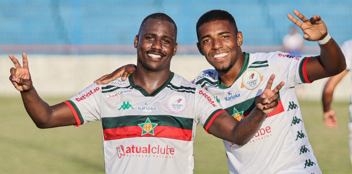 O atacante Douglas Skillo (direita) comemora ao lado do meia Cafu o primeiro gol da Lusa marcado na Copa Rio